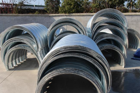 回填时导致钢波纹涵管变形的因素是什么?