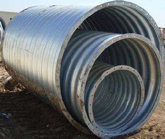 现场拼接钢波纹涵管时需要遵循哪些施工规范?